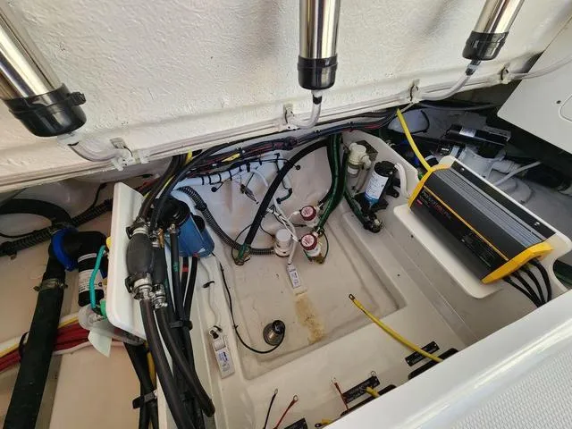 Slide: The Image of Robalo R270 Center Console 2025 - 17