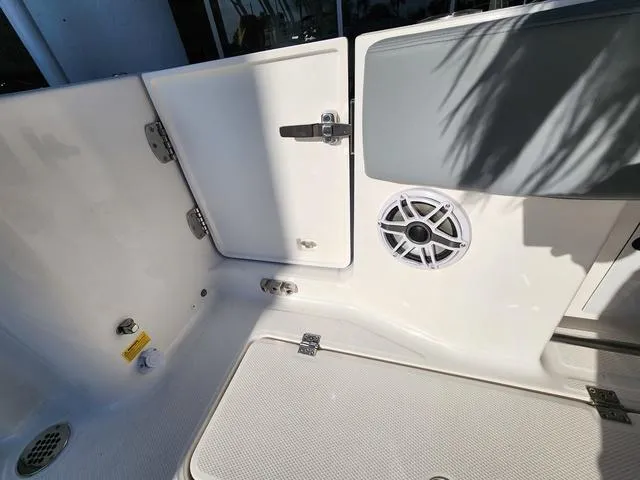 Slide: The Image of Robalo R270 Center Console 2025 - 18