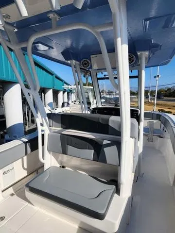 Slide: The Image of Robalo R270 Center Console 2025 - 19