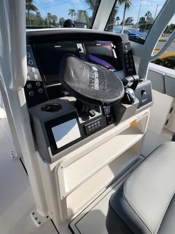 Slide: The Image of Robalo R270 Center Console 2025 - 20