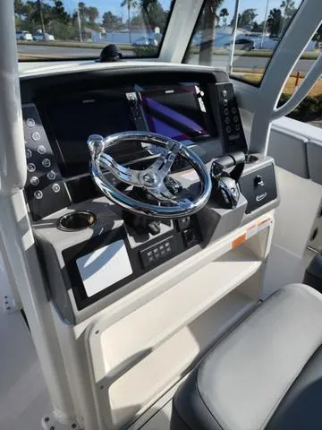 Slide: The Image of Robalo R270 Center Console 2025 - 22