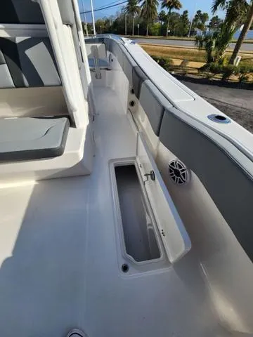 Slide: The Image of Robalo R270 Center Console 2025 - 23