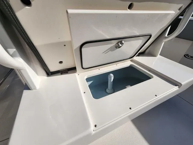 Slide: The Image of Robalo R270 Center Console 2025 - 24