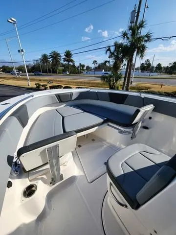 Slide: The Image of Robalo R270 Center Console 2025 - 32