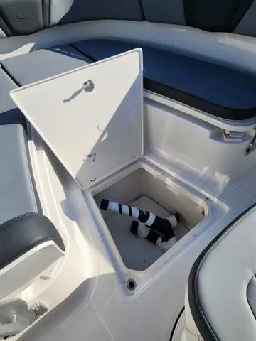 Slide: The Image of Robalo R270 Center Console 2025 - 33