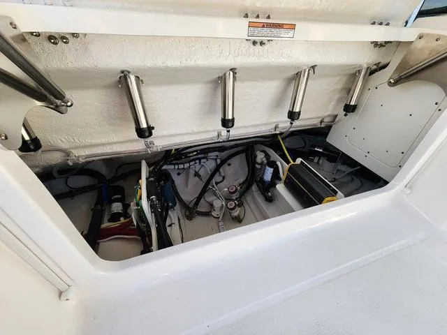 Slide: The Image of Robalo R270 Center Console 2025 - 36