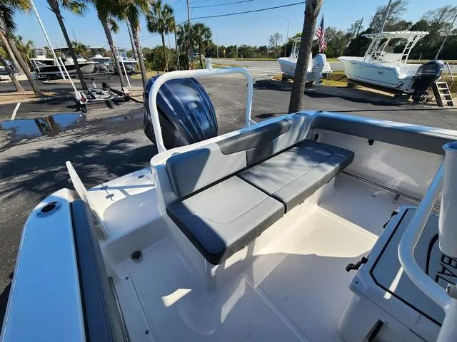 Slide: The Image of Robalo R222 Explorer 2025 - 11