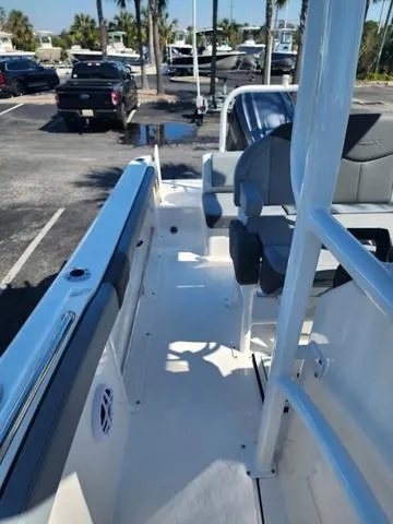 Slide: The Image of Robalo R222 Explorer 2025 - 15