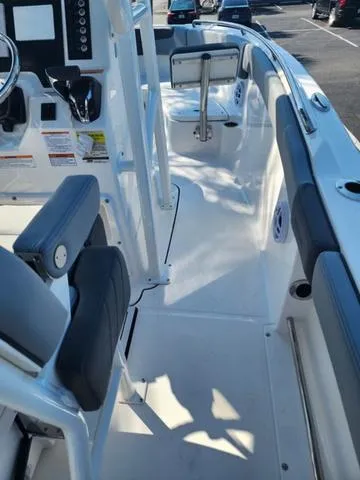 Slide: The Image of Robalo R222 Explorer 2025 - 24