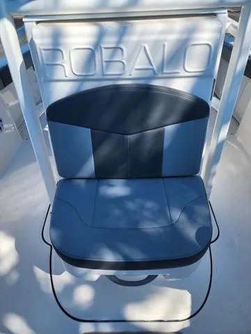 Slide: The Image of Robalo R222 Explorer 2025 - 25