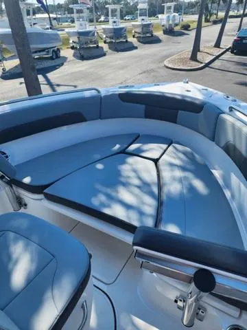 Slide: The Image of Robalo R222 Explorer 2025 - 32