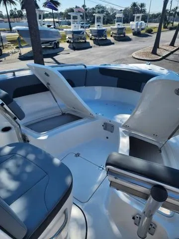 Slide: The Image of Robalo R222 Explorer 2025 - 34