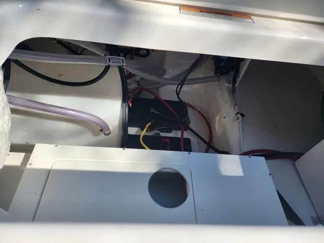 Slide: The Image of Robalo R222 Explorer 2025 - 35