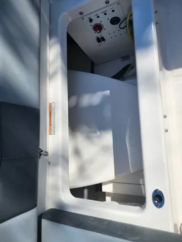 Slide: The Image of Robalo R222 Explorer 2025 - 36