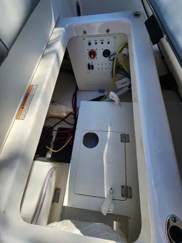 Slide: The Image of Robalo R222 Explorer 2025 - 37