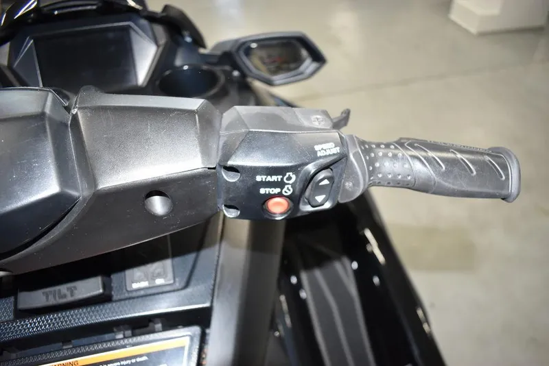 Slide: The Image of 2023 Yamaha WaveRunner FX SVHO handlebar with start/stop controls and audio system. - 15