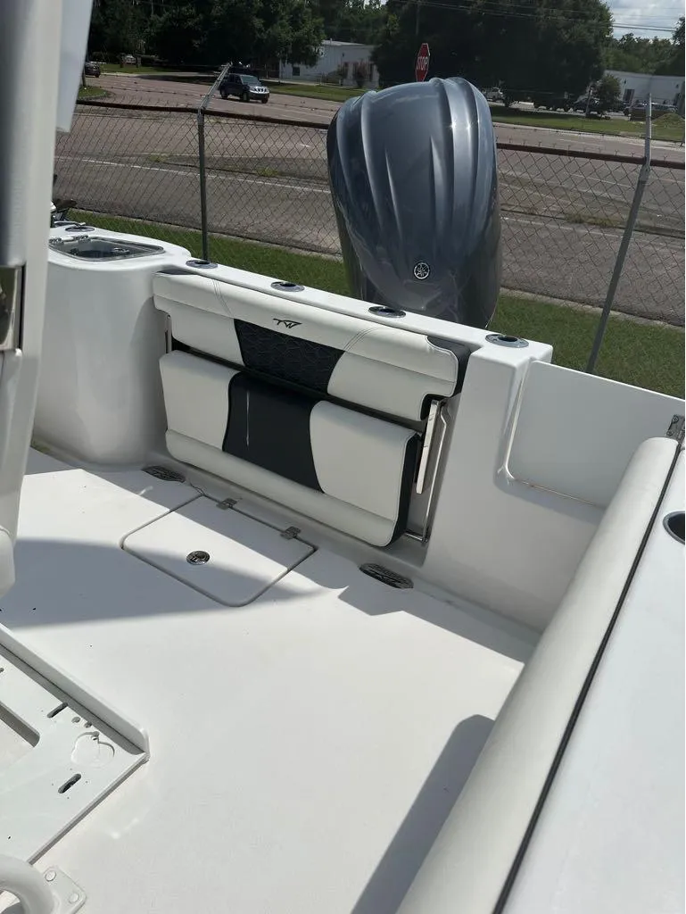 Slide: The Image of Tidewater 232 CC Adventure 2025 - 5