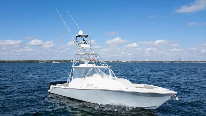 The Image of 2015 SeaVee 430 Fisharound boat cruising on open water under a clear blue sky. - 0