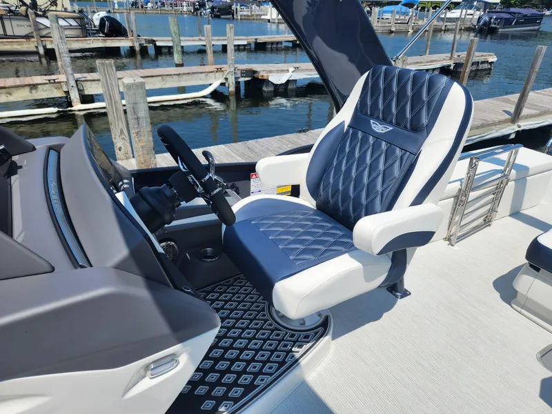 Slide: The Image of Bennington 28QXSBAX1SR 2025 - 10