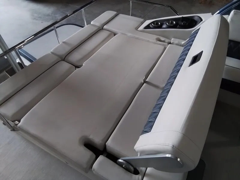 Slide: The Image of Bennington 28QXSBAX1SR 2025 - 44