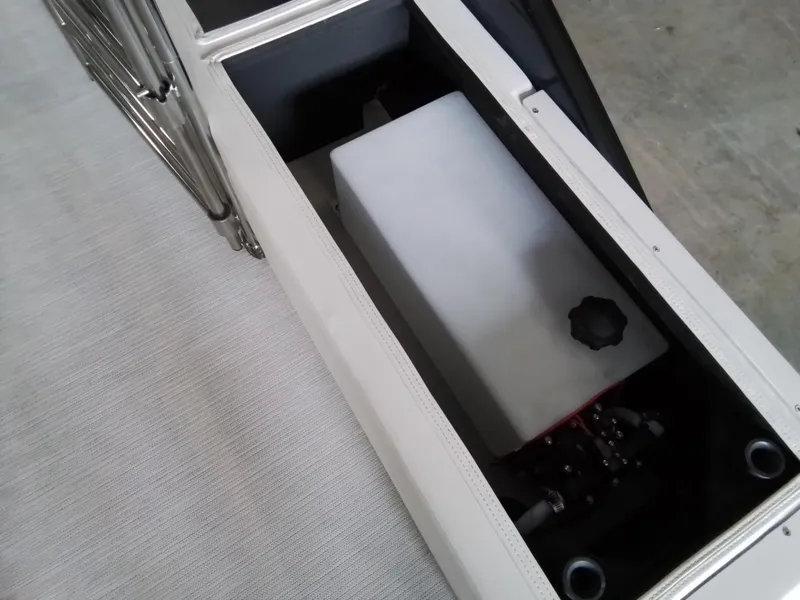 Slide: The Image of Bennington 28QXSBAX1SR 2025 - 64