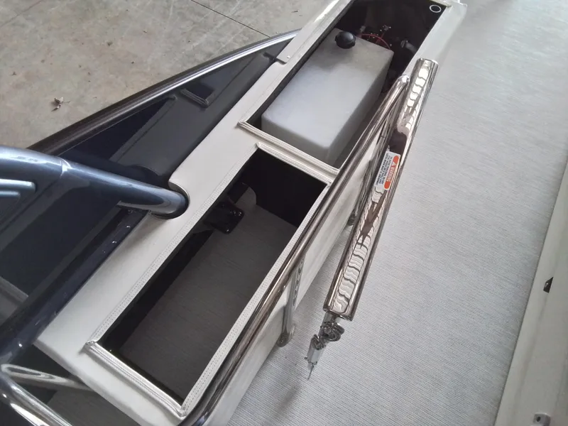 Slide: The Image of Bennington 28QXSBAX1SR 2025 - 65