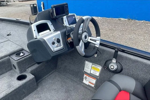 Slide: The Image of Tracker Pro Team™ 195 Tournament Edition 2025 - 13