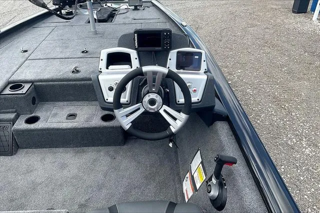 Slide: The Image of Tracker Pro Team™ 195 Tournament Edition 2025 - 14