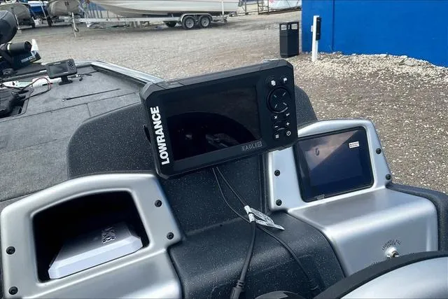 Slide: The Image of Tracker Pro Team™ 195 Tournament Edition 2025 - 16