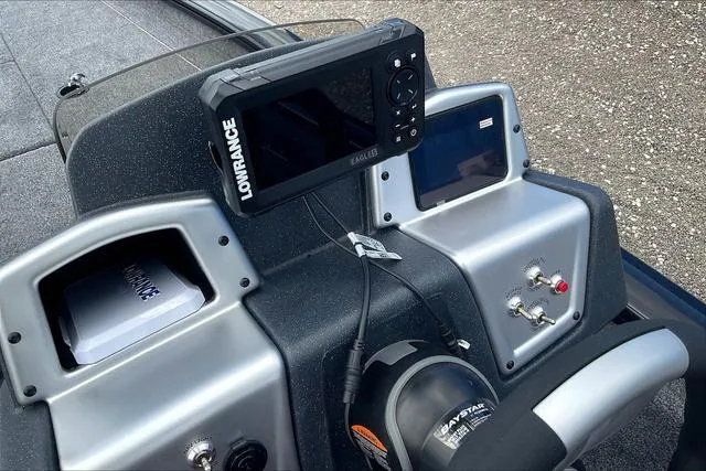 Slide: The Image of Tracker Pro Team™ 195 Tournament Edition 2025 - 17