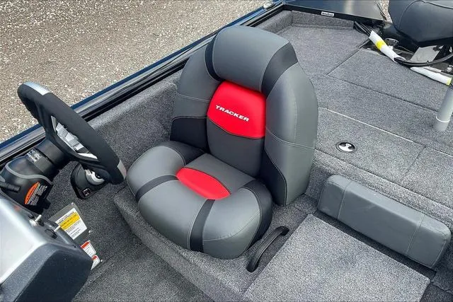 Slide: The Image of Tracker Pro Team™ 195 Tournament Edition 2025 - 18