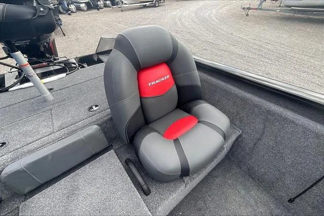 Slide: The Image of Tracker Pro Team™ 195 Tournament Edition 2025 - 21