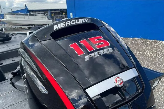 Slide: The Image of Tracker Pro Team™ 195 Tournament Edition 2025 - 24