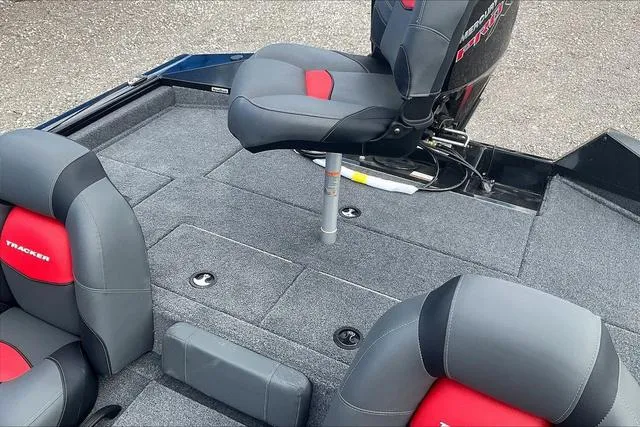 Slide: The Image of Tracker Pro Team™ 195 Tournament Edition 2025 - 30