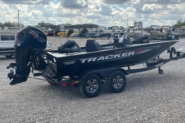 Slide: The Image of Tracker Pro Team™ 195 Tournament Edition 2025 - 8