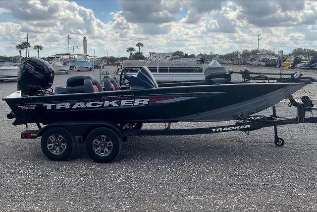 Slide: The Image of Tracker Pro Team™ 195 Tournament Edition 2025 - 9