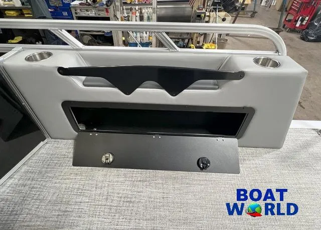 Slide: The Image of Tahoe LTZ 2385 Swingback (VRB) & Honda 4-Stroke EFI 2025 - 28