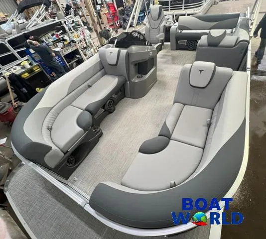 Slide: The Image of Tahoe LTZ 2385 Swingback (VRB) & Honda 4-Stroke EFI 2025 - 29