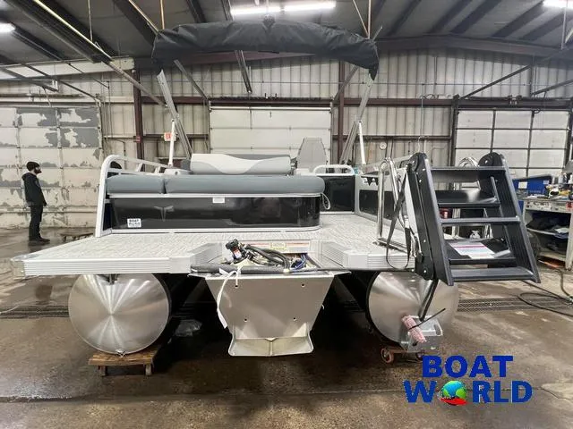 Slide: The Image of Tahoe LTZ 2385 Swingback (VRB) & Honda 4-Stroke EFI 2025 - 34