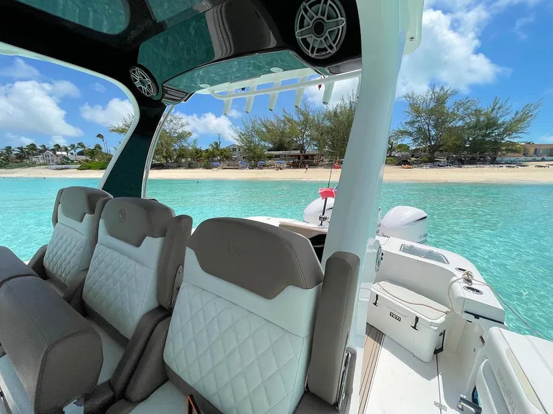 Slide: The Image of Edgewater 370CC 2018 - 10