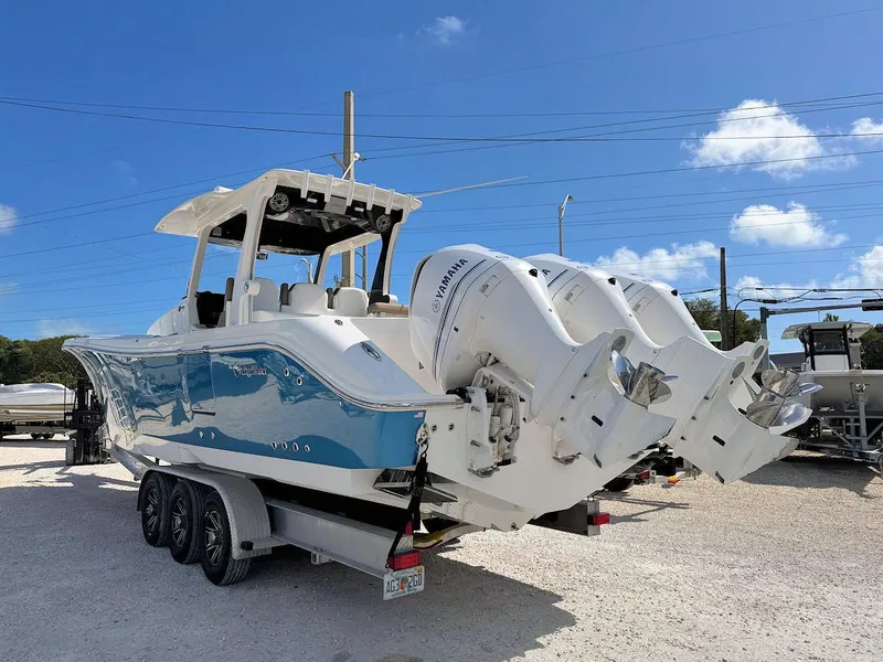 Slide: The Image of Edgewater 370CC 2018 - 2