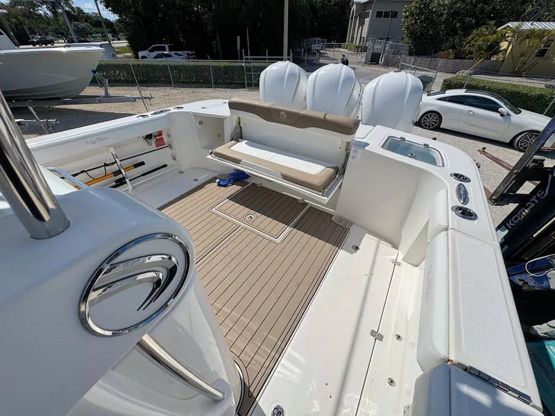 Slide: The Image of Edgewater 370CC 2018 - 4