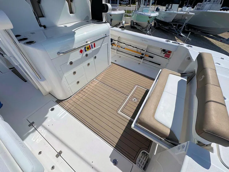 Slide: The Image of Edgewater 370CC 2018 - 5