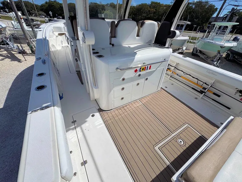 Slide: The Image of Edgewater 370CC 2018 - 6