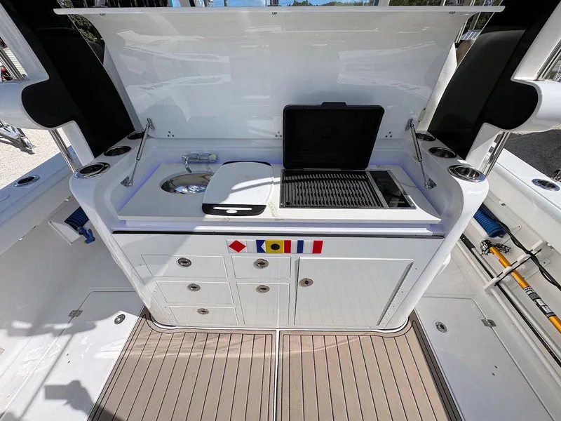 Slide: The Image of Edgewater 370CC 2018 - 7