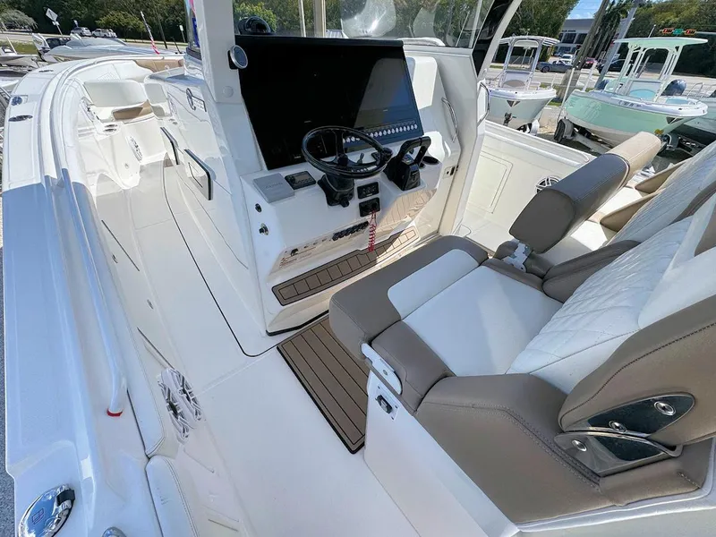 Slide: The Image of Edgewater 370CC 2018 - 8