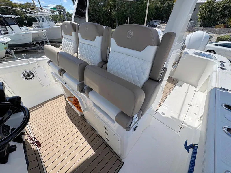 Slide: The Image of Edgewater 370CC 2018 - 9