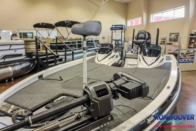 Slide: The Image of Caymas CX 21 PRO 2025 - 9