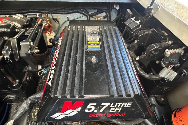 Slide: The Image of Mercury 5.7L EFI engine in 2000 Sea Ray 290 Sundancer boat. - 48