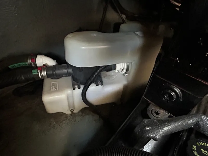Slide: The Image of Engine compartment of a 2000 Sea Ray 290 Sundancer boat, showing a fluid reservoir. - 50
